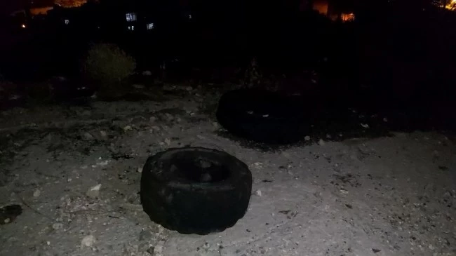 Ağaçlık alandaki araba lastikleri ormanı yaktı
